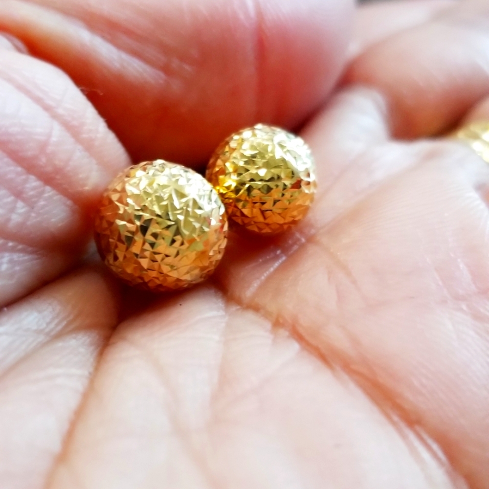 18 Karat saudi Gold balls earrings